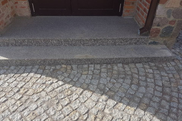 Taip pat teikia sklypų iškėlimo, kelių tiesimo paslaugas